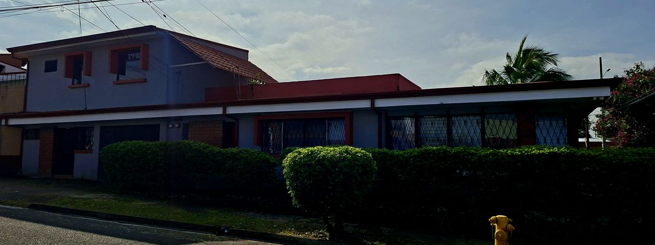 Casa esquinera en Tibas — foto 1 de 5