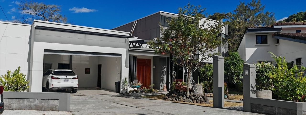 Venta de casa en Piedades de Santa Ana. Residencial privado — photo 1 of 28