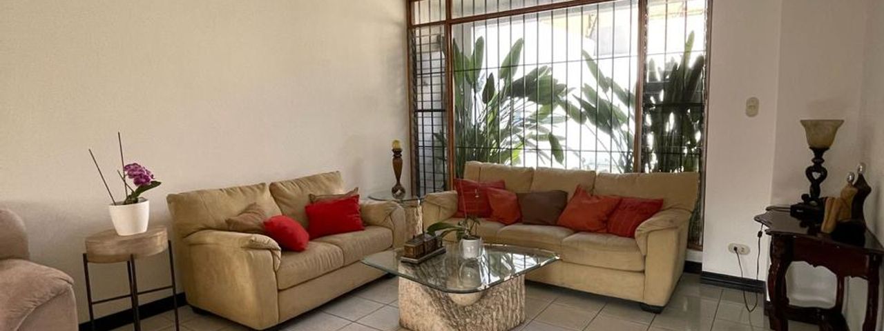 A la venta hermosa casa de 2 plantas en Trejos Montealegre — foto 1 de 6