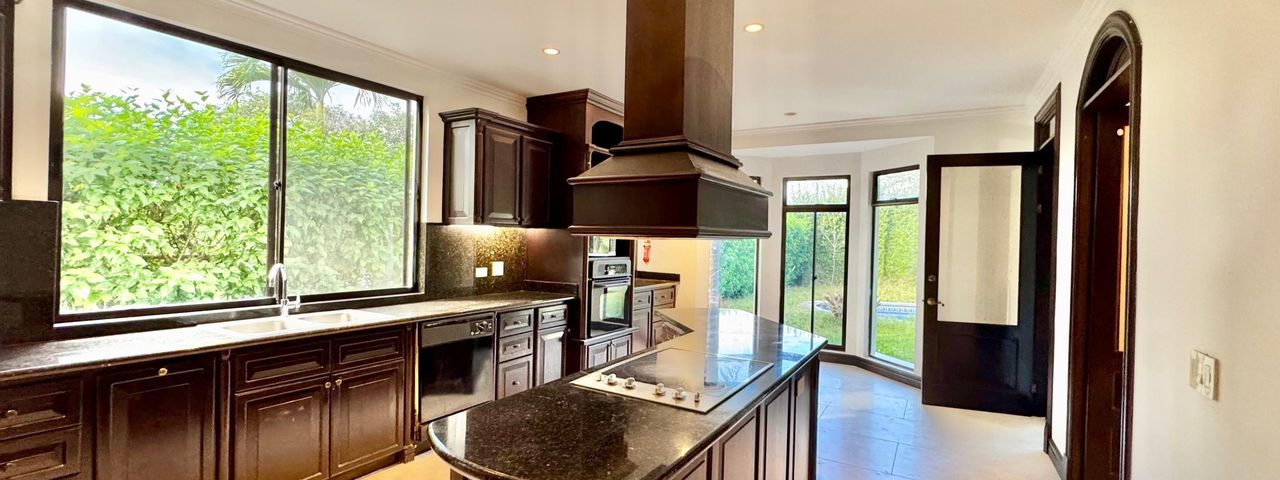 Espectacular Residencia con Piscina Privada y Amplio Jardín en Valle del Sol Lindora — foto 1 de 21
