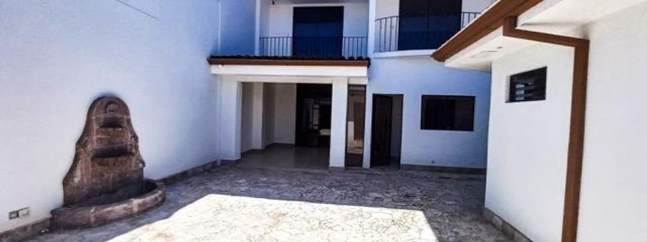 Elegante Casa Colonial Contemporánea en Rohrmoser 4 Hab + Oficina — photo 1 of 21