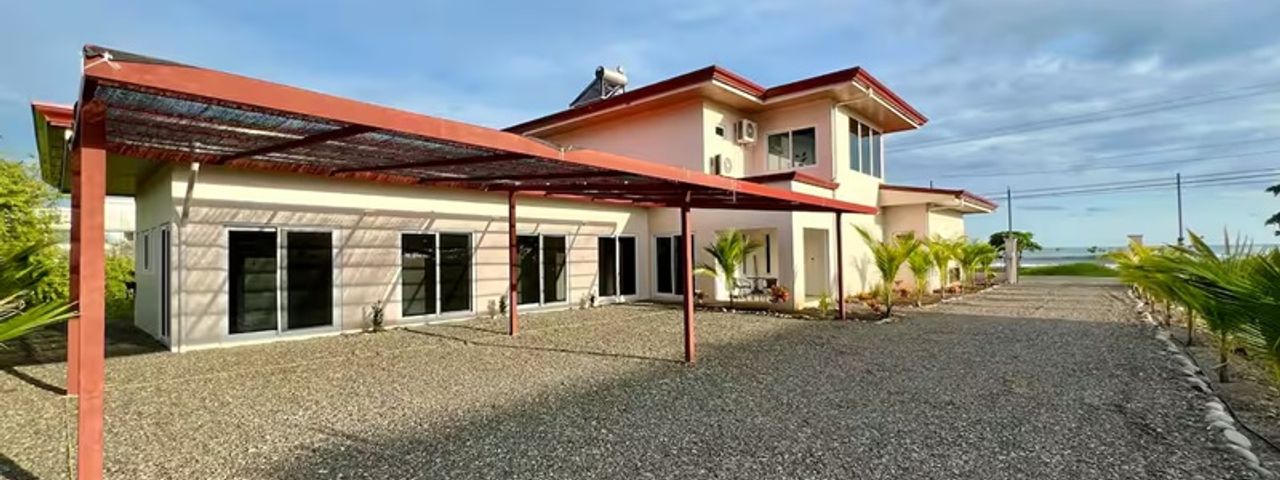 Residencia Contemporánea de 6 Dormitorios en Playa Hermosa — foto 1 de 20