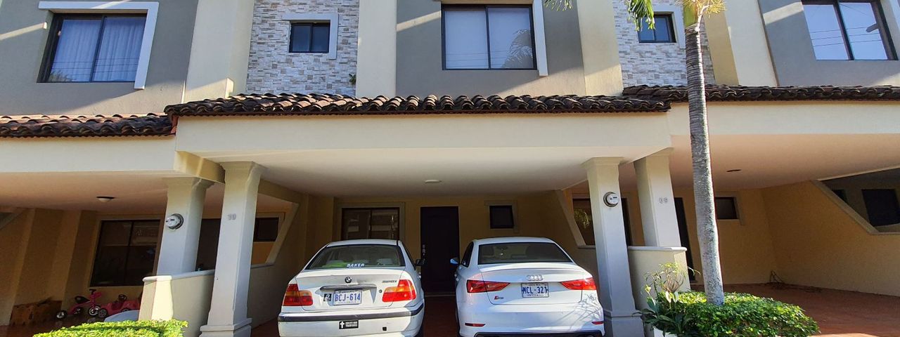 Townhouse de Lujo en Santa Ana Hills – Renovada, 169 m² y Amenidades de Primer Nivel — photo 1 of 18