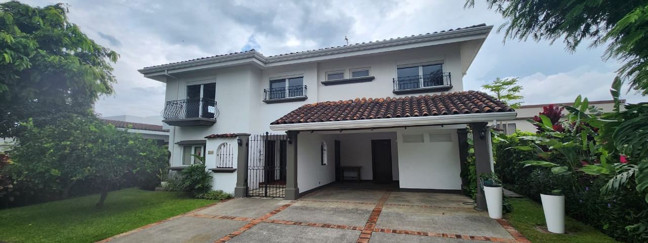 Casa Colonial en Valle del Sol de 4 Dormitorios y Piscina Privada — photo 1 of 20
