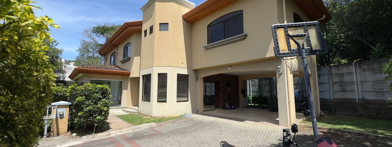 Residencia Colonial en Mora: 4 Hab / 3.5 Baños — 350 m² Const / 774 m² Lote — photo 1 of 20