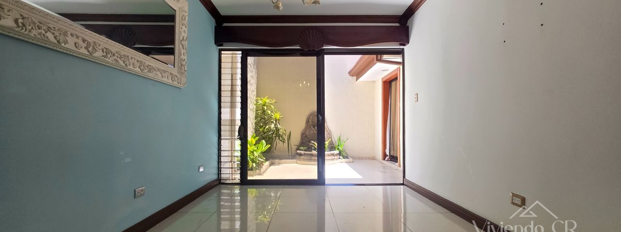 Exclusiva Casa Esquinera - 3DOR/2.5BA - Jaboncillos, Escazú – Cerca de La Paco — photo 1 of 12