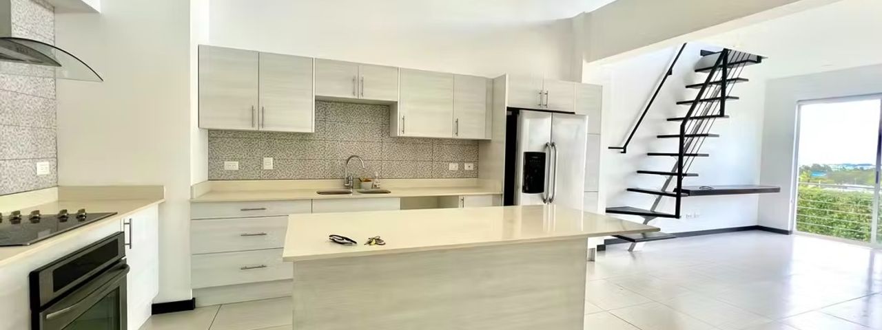 Moderno y Amplio Apartamento en Santa Ana – 188 m² de Lujo y Comodidad — photo 1 of 18