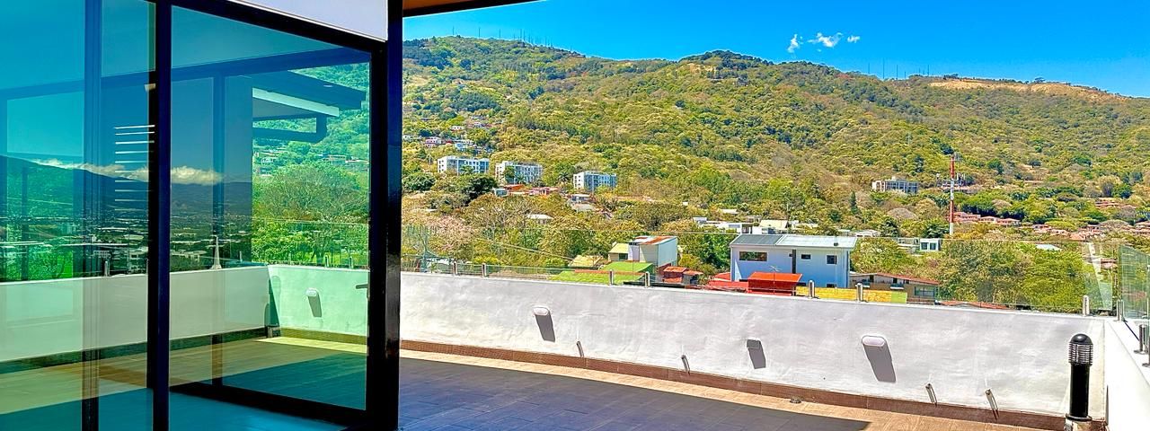 Lujo y Amplitud: Penthouse de 380 m² en el Corazón de Escazú — photo 1 of 12