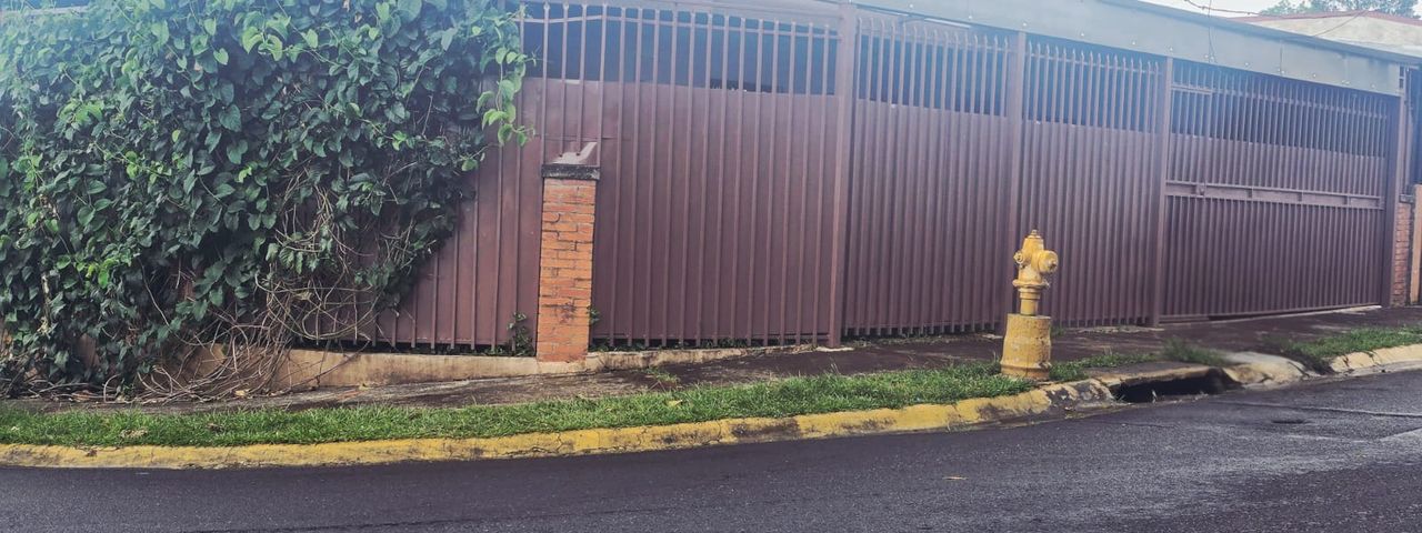 VENTA DE CASA EN LA TRINIDAD, ALAJUELA — photo 1 of 6