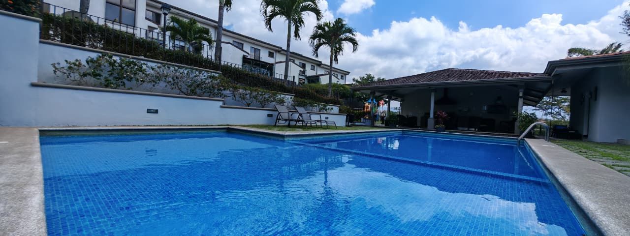 Venta de casa en condominio Atocha, Lagunilla de Heredia — foto 1 de 5