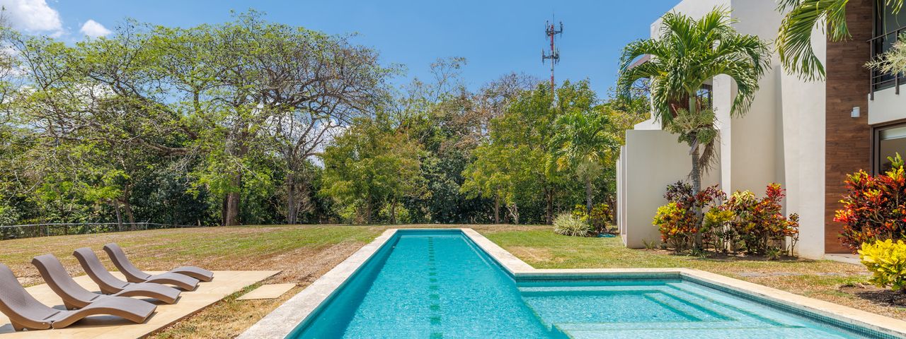 21311 - Single-Level Luxury Home with 6 Bedrooms, Pool, and Large Garden — photo 1 of 21