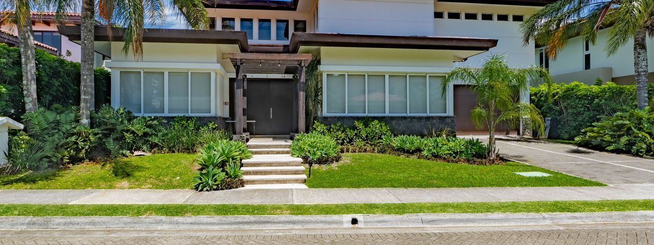 VENTA DE CASA EN HACIENDA DEL SOL — photo 1 of 19