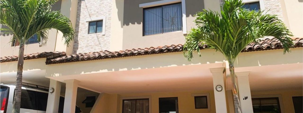 FOR SALE-Casa remodelada en Santa Ana Hills — foto 1 de 6