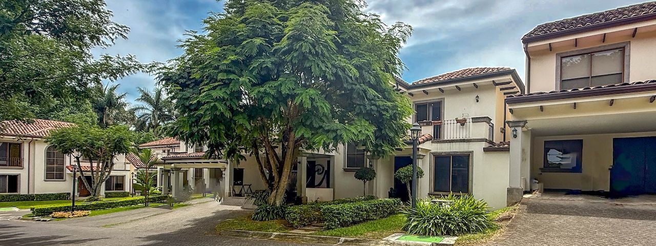 VENTA DE CASA EN SOLAR DEL VALLE CON AMPLÍO JARDÍN — photo 1 of 20
