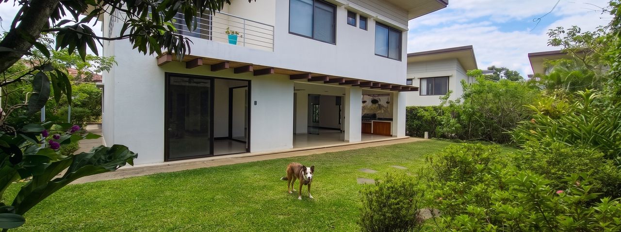 21405 - Luxury house with 4 bedrooms, terrace, and garden in an exclusive condominium — foto 1 de 11