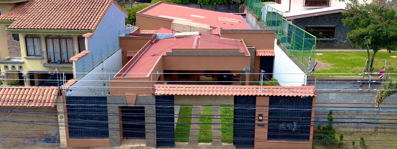 Amplia casa de 3 Habitaciones en Venta en Santo Domingo de Heredia — foto 1 de 5