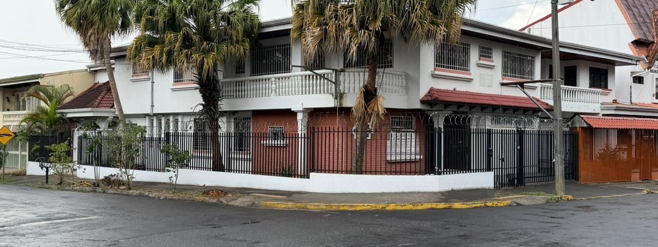 AMPLIA CASA EN VENTA EN ROHRMOSER CON USO DE SUELO MIXTO — photo 1 of 19