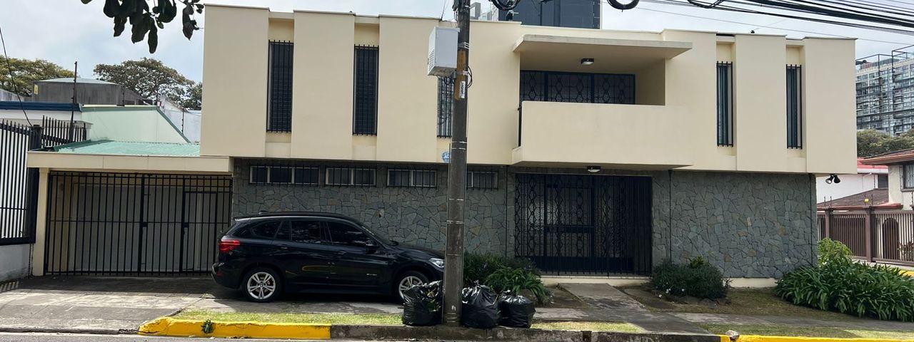 CASA ESQUINERA EN NUNCIATURA, CON TODO EL POTENCIAL POSIBLE — photo 1 of 18