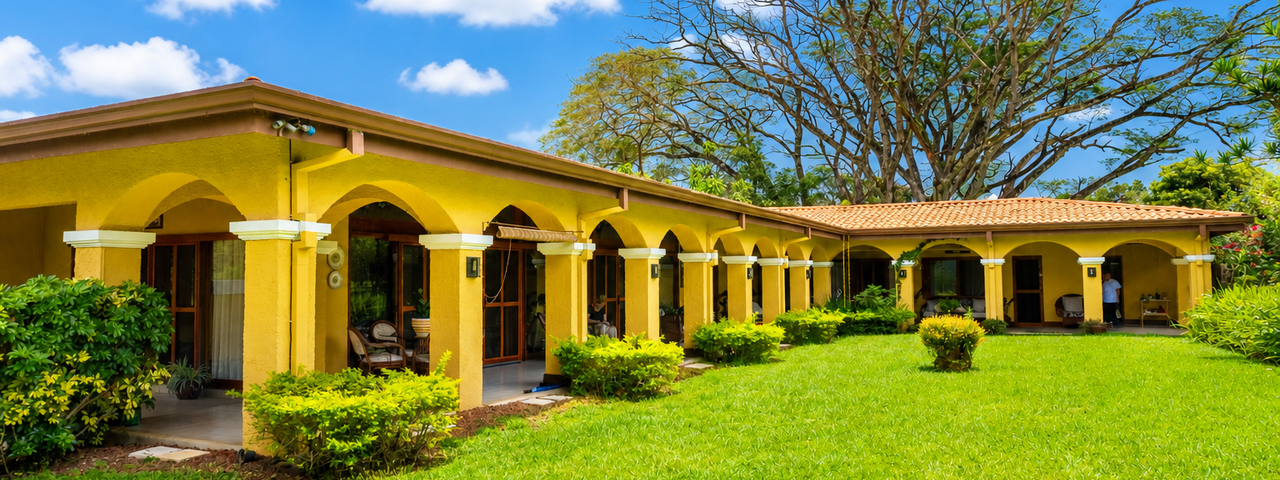 HERMOSA PROPIEDAD CON DOS CASAS — photo 1 of 21