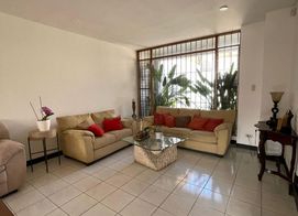 A la venta hermosa casa de 2 plantas en Trejos Montealegre, San José Province, San Rafael de Escazú, Trejos Montealegre, Costa Rica