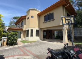 Residencia Colonial en Mora: 4 Hab / 3.5 Baños — 350 m² Const / 774 m² Lote, Valles de Mora, San José Province, Mora, Brasil de Mora, Costa Rica