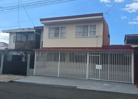 VENTA DE CASA INDEPENDIENTE DE DOS PLANTAS EN TIBÁS CENTRO, San Juan, San José Province, Tibas, Costa Rica