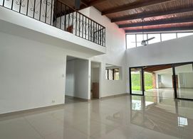 Casa linda grande Rohrmoser remodelada residencia / oficinas, terraza patio verde oficina 4 cuartos, San José Province, San José, Rohrmoser, Costa Rica