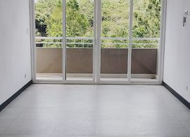 se alquila apartamento en condominio Montealto en tercer piso, al este