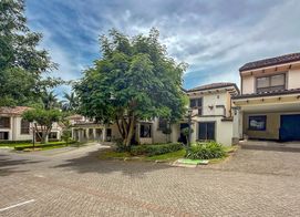 VENTA DE CASA EN SOLAR DEL VALLE CON AMPLÍO JARDÍN, San José Province, Río Oro, Costa Rica