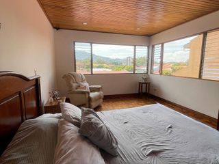 A la venta hermosa casa de 2 plantas en Trejos Montealegre — foto 3 de 6