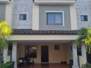 Townhouse de Lujo en Santa Ana Hills – Renovada, 169 m² y Amenidades de Primer Nivel — photo 5 of 18