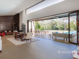 21311 - Single-Level Luxury Home with 6 Bedrooms, Pool, and Large Garden — photo 5 of 21