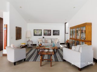 21311 - Single-Level Luxury Home with 6 Bedrooms, Pool, and Large Garden — photo 3 of 21