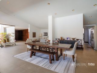 21311 - Single-Level Luxury Home with 6 Bedrooms, Pool, and Large Garden — photo 4 of 21