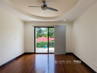 21405 - Luxury house with 4 bedrooms, terrace, and garden in an exclusive condominium — foto 4 de 11