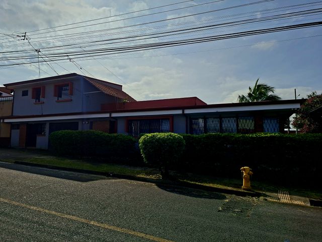 Casa esquinera en Tibas — foto 1 de 5