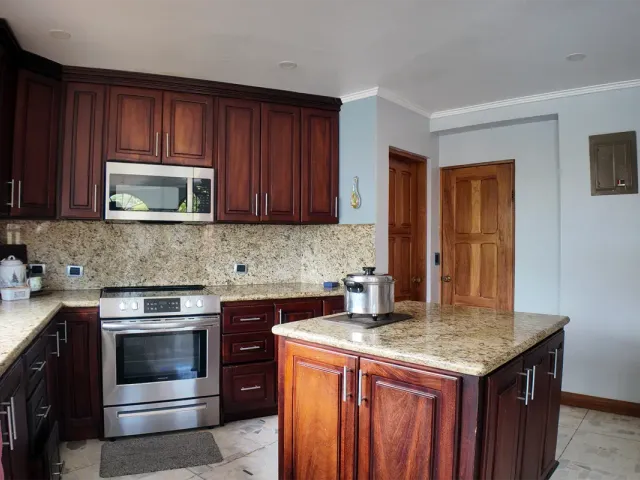 Residencia Independiente con Apartamentos Integrados en Escazú — foto 4 de 5
