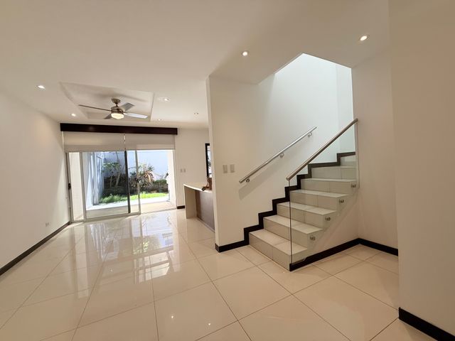 Se alquila casa en condominio — photo 1 of 9