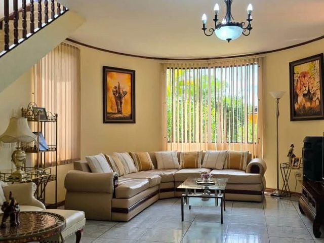 Amazing mountain and city view house for sale — foto 4 de 5