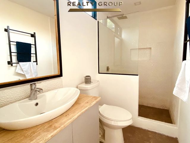 Hilltop INCOME PRODUCING VILLA Investment with Ocean Views! — foto 15 de 19