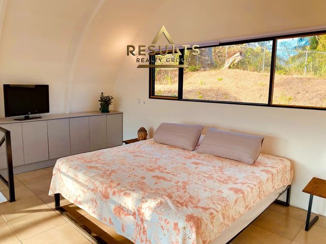 Hilltop INCOME PRODUCING VILLA Investment with Ocean Views! — foto 17 de 19