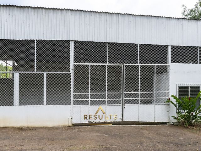 COMMERCIAL Bodegas Strategic Location | Excellent Road Frontage | Ready-to-Use — foto 3 de 10