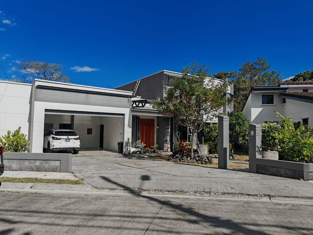 Venta de casa en Piedades de Santa Ana. Residencial privado — photo 1 of 28