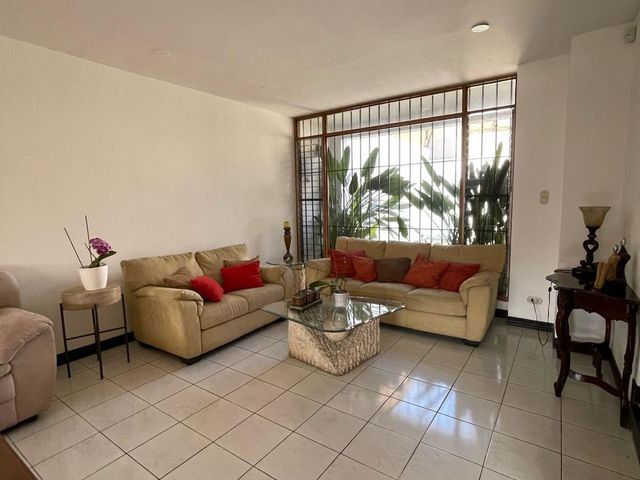 A la venta hermosa casa de 2 plantas en Trejos Montealegre — foto 1 de 6