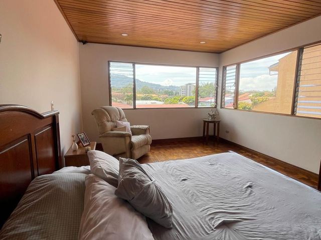 A la venta hermosa casa de 2 plantas en Trejos Montealegre — foto 3 de 6