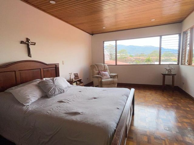 A la venta hermosa casa de 2 plantas en Trejos Montealegre — foto 4 de 6