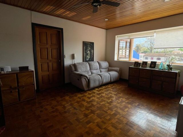 A la venta hermosa casa de 2 plantas en Trejos Montealegre — foto 5 de 6