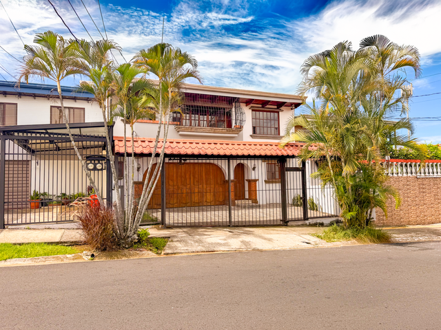 Casa amplia con gran potencial comercial — foto 1 de 6
