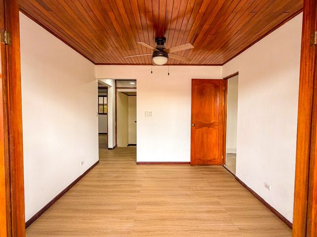 Casa amplia con gran potencial comercial — foto 2 de 6