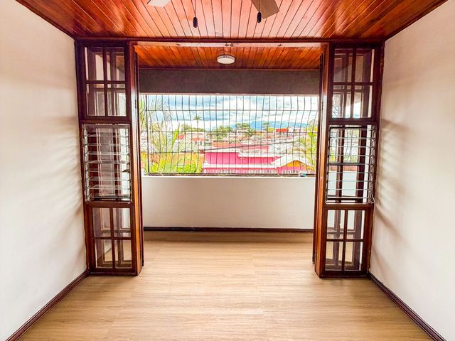 Casa amplia con gran potencial comercial — foto 5 de 6